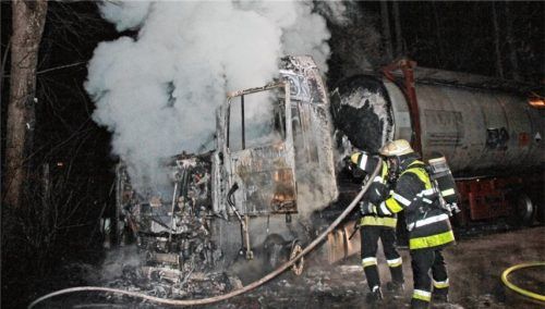 Feuer in Oberwöhr: Diese Sattelzugmaschine brannte vollständig aus.Foto reisner