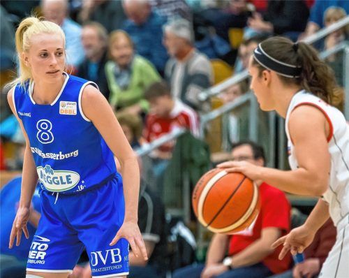 Fokussiert auf Ball und Gegner: Petra Zaplatova und der TSV Wasserburg stehen heute vor einer entscheidenden Partie.Foto Brei