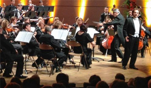 Frauenhelden: Tenor Jose Montero und das Johann-Strauß-Orchesters beschenkten das Publikum mit schwungvollen Liedern. Fotos  fis/re