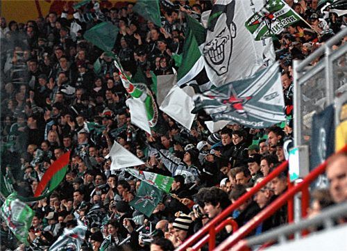 Friedliche Fans bestimmen mit ihren Fahnen und Gesängen das Geschehen auf den Tribünen, doch es gibt einige wenige schwarze Schafe, die über die Stränge schlagen. Foto  Archiv