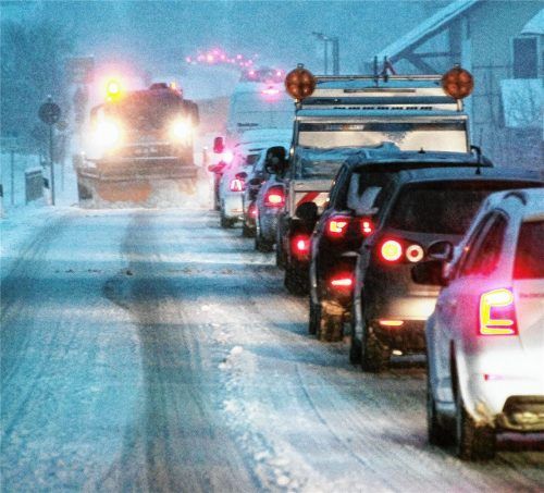 Für lange Staus sorgte der Schnee gestern Morgen im Berufsverkehr. Auf der Kreisstraße RO 5 von Lauterbach bis nach Rosenheim ging es nur im Schritttempo voran. An der Ausfahrt von der Miesbacher Straße Richtung Ziegelberg blieb ein Lkw-Hängerzug an einer leichten Steigung stecken. Foto reisner