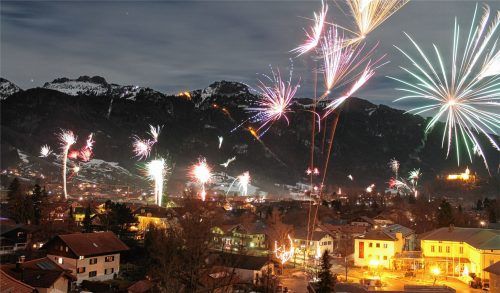 Fulminante Farbenpracht beim Jahreswechsel über dem Bankerldorf Aschau