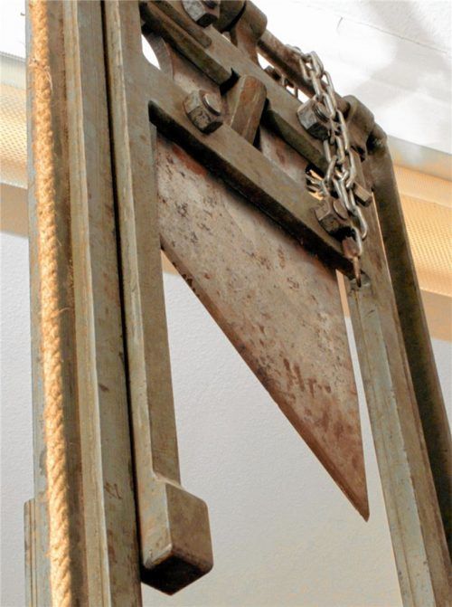 „Ganz ruhig, aber mit Blitzschnelle den Hals der Delinquentin durchtrennt“: Eine Guillotine des 19. und 20. Jahrhunderts, ausgestellt im Strafvollzugsmuseum in Ludwigsburg. Foto dpa
