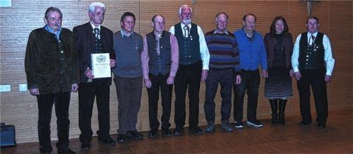 Geehrt wurden folgende Aisinger Singer (von links nach rechts): Otmar Nau (Innkreis), Peter Weinzierl (50 Jahre aktiver Sänger), Lorenz Sanftl (40 Jahre aktiv), Heinz Bernert (20Jahre aktiv), Hans Roider (40 Jahre aktiv), Hermann Schnell (20 Jahre aktiv), Helmut Steinz (30 Jahre aktiv), Heidi Seegerer (Wendelsteinkreis) Benno Rummel (Vorstand).