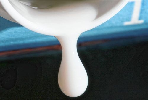 Geht von Rohmilch direkt aus dem Stall Gefahr aus? Immer wieder erkranken Menschen, die unbehandelte Milch genossen haben. Foto dpa