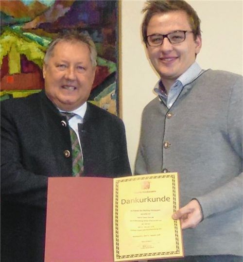 Geschäftsführer Christoph Schneider (rechts) überreichte jetzt Bürgermeister Hans Nowak eine Dankurkunde zum 40. Dienstjubiläum als Verwaltungsbeamter.Foto Riedl