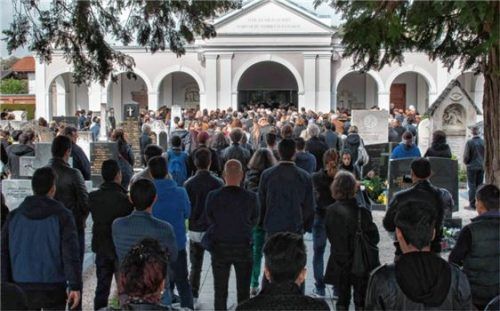 Große Trauer in Prien:  Über 200 Menschen nahmen im Mai 2017 Abschied vom Mordopfer. Foto Nathen-berger