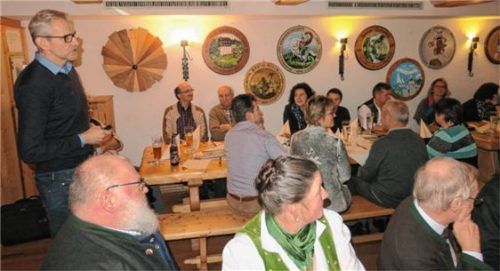 Gut besucht war der Jahresabschluss im „Kellerwirt“ in Vagen. Hier die Teilnehmer bei einem der Vorträge. Auch die Bürgermeister aus Feldkirchen und Bad Aibling sprachen.