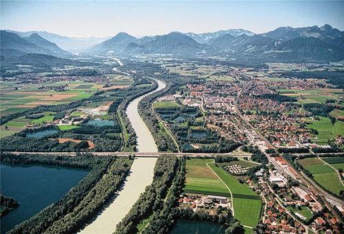 Gute Aussichten: Der Region Rosenheim geht es wirtschaftlich gut, wie die neuen Strukturdaten der IHK-Regionalausschüsse bestätigen. Im Bild die Gemeinde Raubling und das Inntal aus der Luft. Foto Schellmoser