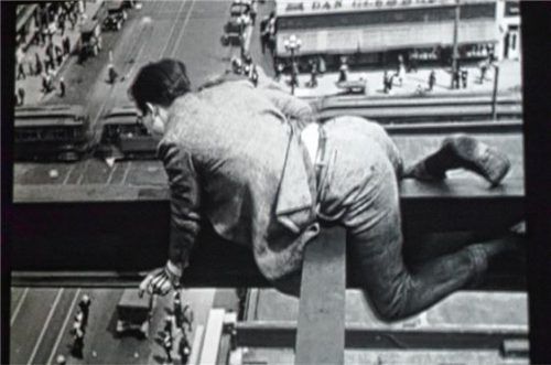 Halsbrecherisch: Harold Lloyd in der luftigen Höhe eines Wolkenkratzers. Foto Friedrich