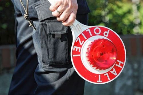 Halt, Polizei: Beamte aus Trostberg haben jetzt einen Unfallflüchtigen dingfest ermittelt. Foto dpa