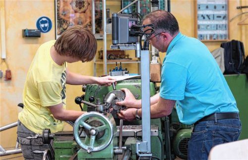 Handwerklicher Unterricht spielt an der Waldorfschule eine große Rolle. Foto Bund der Freien Waldorfschulen)