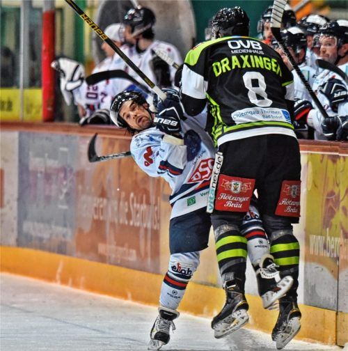 Hart auf den Mann wollen die Starbulls in den beiden Spitzenspielen gehen: Starbulls-Hüne Tobias Draxinger räumte hier Deggendorfs Andrew Schembri im Vorspiel in Rosenheim aus dem Weg. Am Sonntag stehen sich beide Teams in Deggendorf gegenüber. Heute kommt Selb nach Rosenheim. Foto Ziegler