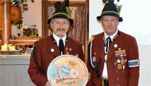Hauptmann Fritz Dräxl konnte Schützenmeister Wolfgang Löffler für das beste Ergebnis auf der „Roten Scheibe“ beim Bundesschießen in Kreuth auszeichnen.Foto re