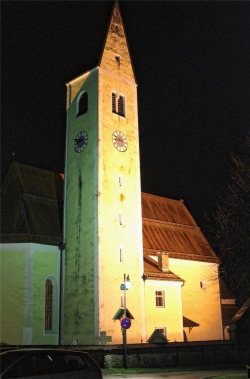 Hell oder dunkel? Seit rund 15 Jahren wird die Nußdorfer St. Vitus Kirche nachts angestrahlt. Nun äußerte die Pfarrei den Wunsch, die Beleuchtungszeiten zu reduzieren.Foto steffenhagen