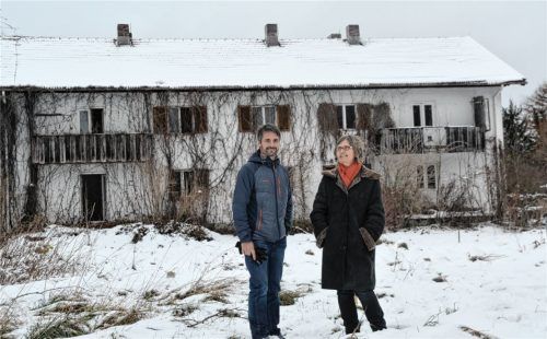 Hier wird das Chiemseehospiz gebaut. Dr. Robert Kühnbach und Brückenschwester Christa Zepper vom Netzwerk Hospiz auf einem Grundstück in Bernau. Das seit Jahren leer stehende Gebäude im Hintergrund wird abgerissen. Foto simeth