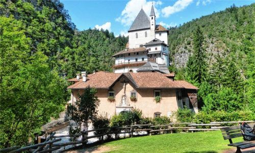 Hoch oben auf einem zerklüfteten Felsen hat der Heilige um 1050 seine Einsiedelei gebaut. Der Adlige, der aus einem reichen Geschlecht aus Thaur in Tirol stammen soll, baute auch eine Kirche. Noch heute führt der Romedius-Pilgerweg von der Romediuskirche in Thaur über zwölf Etappen und 180 Kilometer zum Wallfahrtsort San Romedio im Nonstal.