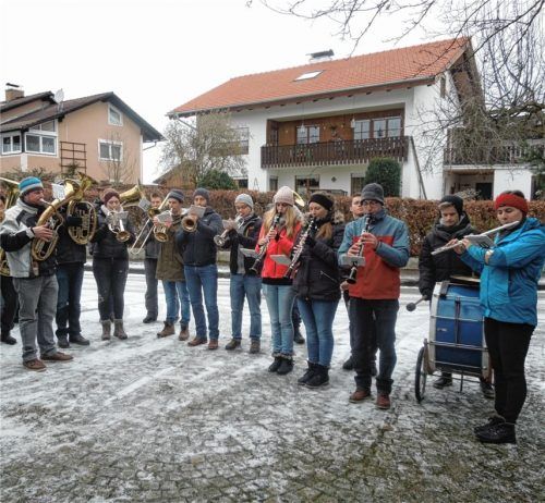 Hochstätter Musi unterwegs beim Neujahr-Anblasen