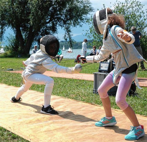 Höhepunkt auch 2017: die Vereinsmeisterschaft auf der Fraueninsel. Beim Fechtturnier gewann der zwölfjährige Andi Heiß (links) gegen Yeliz Dagli mit 4:0 im Stichkampf. Foto Poll