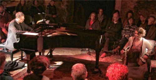 Im Eiskeller im Café Festung hatte Thomas Hartmann am Klavier und Sängerin Anahita Ahsef (rechts, sitzend) den optimalen Ort für Schuberts „Winterreise“ gefunden. Foto Benekam
