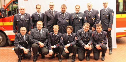 Im Fokus der Jahreshauptversammlung der Feuerwehr standen die beförderten und geehrten Feuerwehrmänner in Aising. Foto re