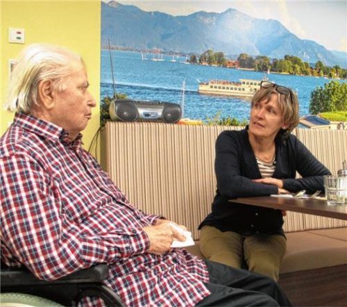 Im Gespräch über die vertrauten Berge im Hintergrund. Martina Mitterer und Rolf Schnabel.Foto ober