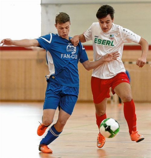 In den Gruppenspielen besiegte der TSV Bad Endorf den Gastgeber SB Chiemgau Traunstein mit 2:1. Endorfs Manuel Ressel (links) und der Traunsteiner Philipp Matz kämpfen hier um den Ball.Foto Weitz