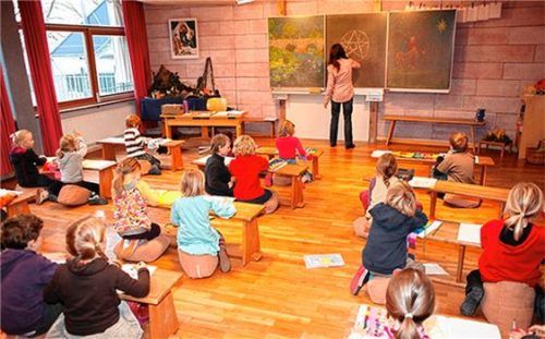 In den unteren Klassen gibt es das „bewegte Klassenzimmer“. Das kommt dem Bewegungsdrang der Kinder entgegen.