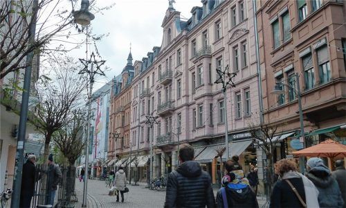 In der Münchener Straße, der „kleinen Fußgängerzone“, präsentiert sich der Gillitzerblock optisch so wie er 1897 gebaut wurde. Doch nur das Haus mit der Nummer 4 (vorne im Bild) ist noch komplett. Hinter den Fassaden der Häuser Nummer 6 und 8 befinden sich moderne Karstadt-Verkaufsräume. Vor 25 Jahren genehmigte die Regierung von Oberbayern den Abriss der Häuser, mit der Auflage, dass die Fassaden erhalten bleiben.Foto Biebel-Neu