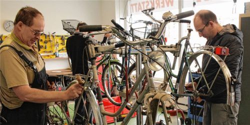 In der Radlwerkstatt der AWO gibt es keinen Leistungsdrill. „Hier wird der Mensch angeschaut, was er individuell leisten kann und nicht in ein Schema gepresst, sagt Christian P.“, (im Hintergrund). Jürgen Schneck (rechts) leitet die Werkstatt (siehe auch Interview unten).Foto kla