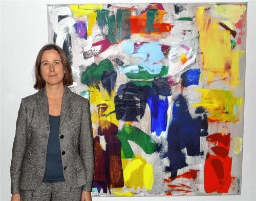 Ingrid Floss vor einem ihrem Bilder: „Eine Symbiose aus dem Tänzerischen, Musikalischen und Visuellen“, so die Künstlerin. Foto Jacobi