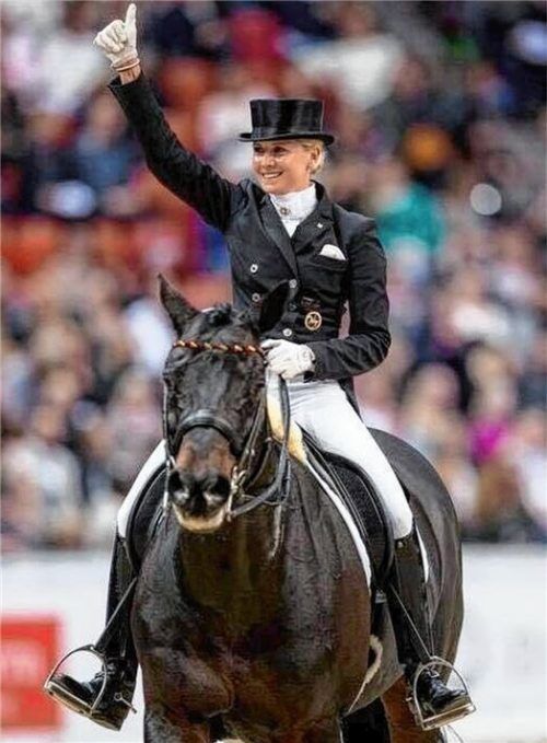 Jessica von Bredow-Werndl freut sich mit Unee BB, der seinen zweiten Frühling erlebt.