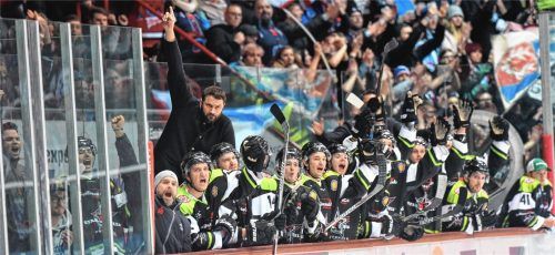 Jubel auf der Rosenheimer Bank nach dem Tor zum 5:0 gegen Selb. Fotos  Ziegler