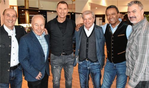 Jubilar Peter Zacher (3. von rechts) wird von Hans Rebele, Karsten Wettberg, Bernhard Winkler, Jimmy Schmitt und Herbert Waas (von links) beglückwünscht.Foto Ruprecht