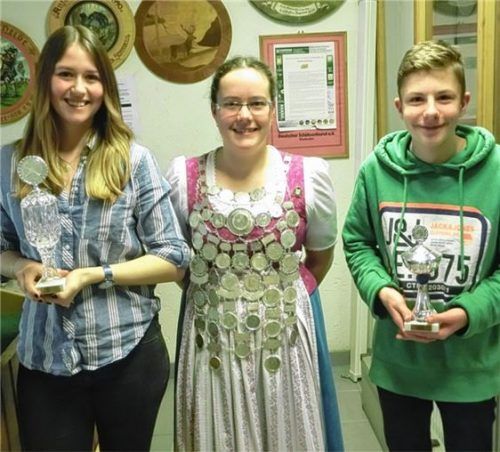 Jugendkönigin Carina Wagner, Schützenkönigin Christine Brixner und Juniorenkönig Valentin Stingl (von links). Foto re