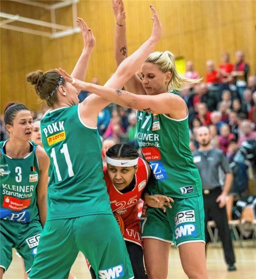 Kaum ein Durchkommen gab es gestern Abend für Wasserburgs Topscorerin Monique Reid und ihre Mitspielerinnen gegen die Keltener Abwehr. Foto  Brei