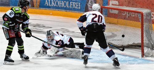 Kein Tor für Rosenheim: Der Schuss von Michael Fröhlich, der später das 3:0 erzielte, verfehlte knapp das Ziel.