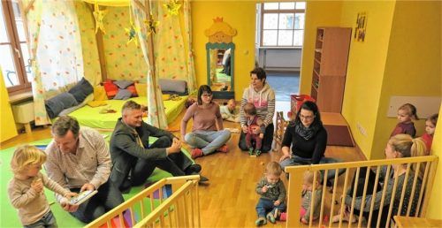 Kindergartenreferent Robert Plank, Bürgermeister Richard Richter und „Vergissmeinnicht“-Leiterin Christine Furtner besuchten auch die Kleinsten des Kindergartens „Vergissmeinnicht“: die Hasengruppe. Foto Baumann