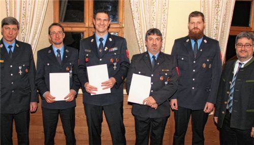 Kreisbrandmeister Martin Gruber, Thomas Mayer (25 Dienstjahre), Jörg Benkel (25 Dienstjahre), Werner Huber (25 Dienstjahre), Vorsitzender Alexander Heinisch und Bürgermeister Stefan Lederwascher (von links).Foto re