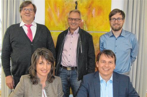 Kümmern sich um das schnelle Netz: (vorne) Bettina Rehrl-Gschirr (Telekom), Bürgermeister Josef Huber; hinten Georg Selbertinger (Telekom), Paul Roither (Corwese; Breitbandberater der Gemeinde Obing), Christian Schmid (Sachbearbeiter Breitband der VG Obing).Foto auer