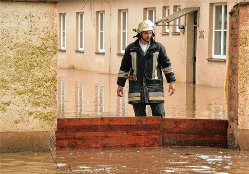 Land unter: Ein Feuerwehrmann beim Jahrhunderthochwasser vom Juni 2013 in Mietraching bei Bad Aibling. Der Flutpolder in Feldolling ist ein zentrales Element der Hochwasserschutzmaßnahmen in der Region. Foto reisner