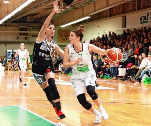 Lauren Engeln (rechts) war mit 18 Punkten erfolgreichste Aiblinger Werferin.Foto Fehrmann