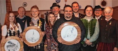 Lauter Schützen: Larissa Kea (Jungschützenkönigin), Rudi Hennerfeind (Pistolen-Brezenkönig), Josef Maurer (Schützenkönig, Luftgewehr), Xenia Binder (Jungschützen-Brezenkönigin), Georg Staber (Luftgewehr Wurstkönig), Florian Kölling (Pistolenkönig), Martin Obermüller (Luftgewehr Brezenkönig), Simon Steinbeißer (Jungschützen Wurstkönig), Benjamin Kea (Pistolen Wurstkönig) und Christl Staber (Schützenmeisterin) von links.Foto Steffenhagen