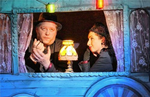 Lieber gemeinsam als einsam: Virginia und Stefan P. Maatz spielen Vianne und Marc.Foto vk