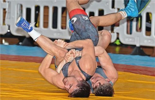 Ließ keinen Zweifel aufkommen: Artur Tatarinov (rechts) gegen den österreichischen Meister Maximilian Ausserleitner. Foto  Wittenzellner
