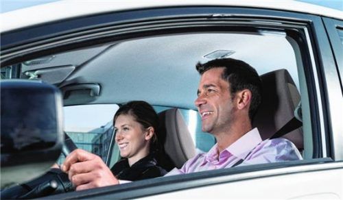 Mann und Frau am Steuer – eine Umfrage zeigt: Viele Klischees halten sich hartnäckig. Foto dekra