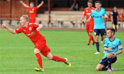 Max Mayerl jubelt über eines seiner drei Tore, die er in der Saison 2017/2018 erzielt hat.