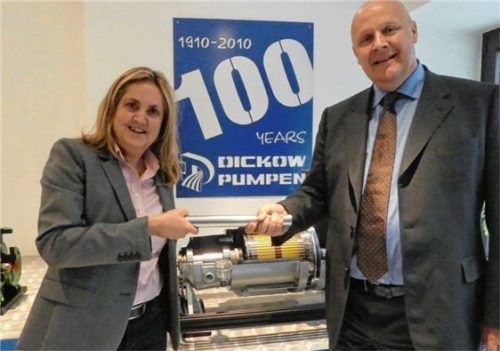 Michaela Dickow mit Jörg Bornemann: Übergabe des Staffelstabs als Symbol für die Nachfolge. Foto re