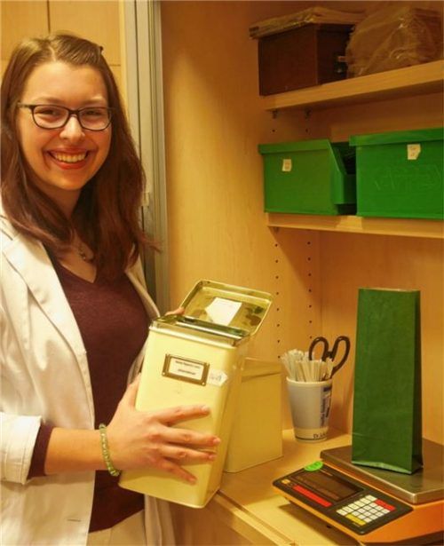 Milena Loferer ist Verena Grafs „Nachfolgerin“ als angehende PTA. Hier ist sie beim Teemischen in der Apotheke, eine ihrer liebsten Aufgaben.