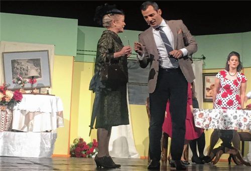 Miss Marple (Christl Bergmeier, links) und Inspektor Craddock (Erol Sander, rechts) lieferten sich einen Schlagabtausch nach dem anderen und kamen der Lösung des Falles so erstaunlicherweise immer näher. Foto Heise